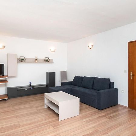 Apartment Ljuba Примоштен Екстер'єр фото