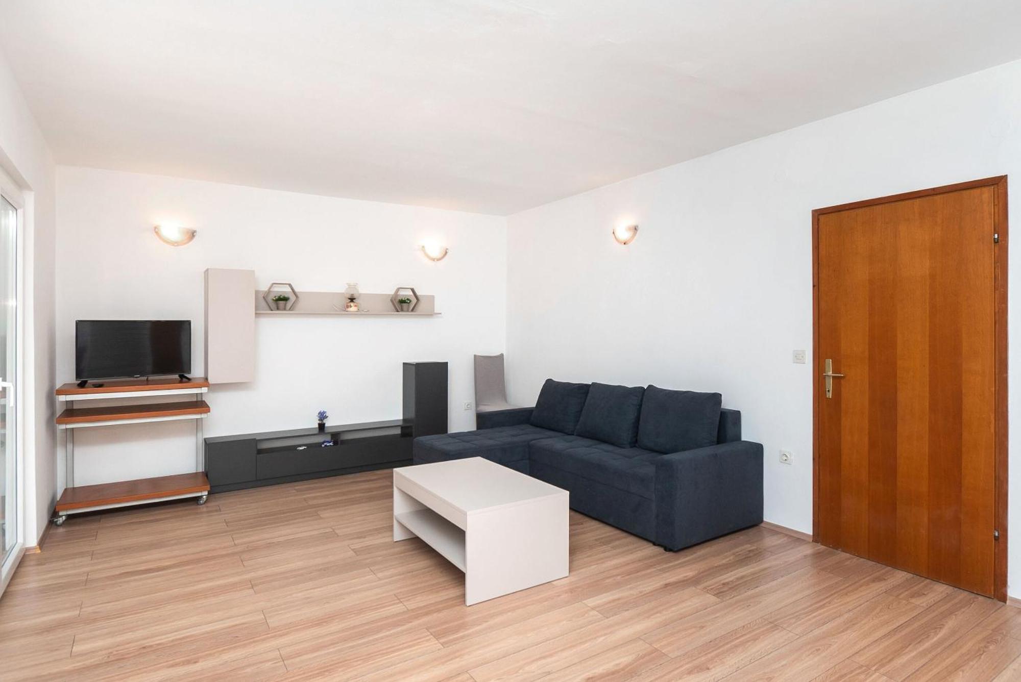 Apartment Ljuba Примоштен Екстер'єр фото