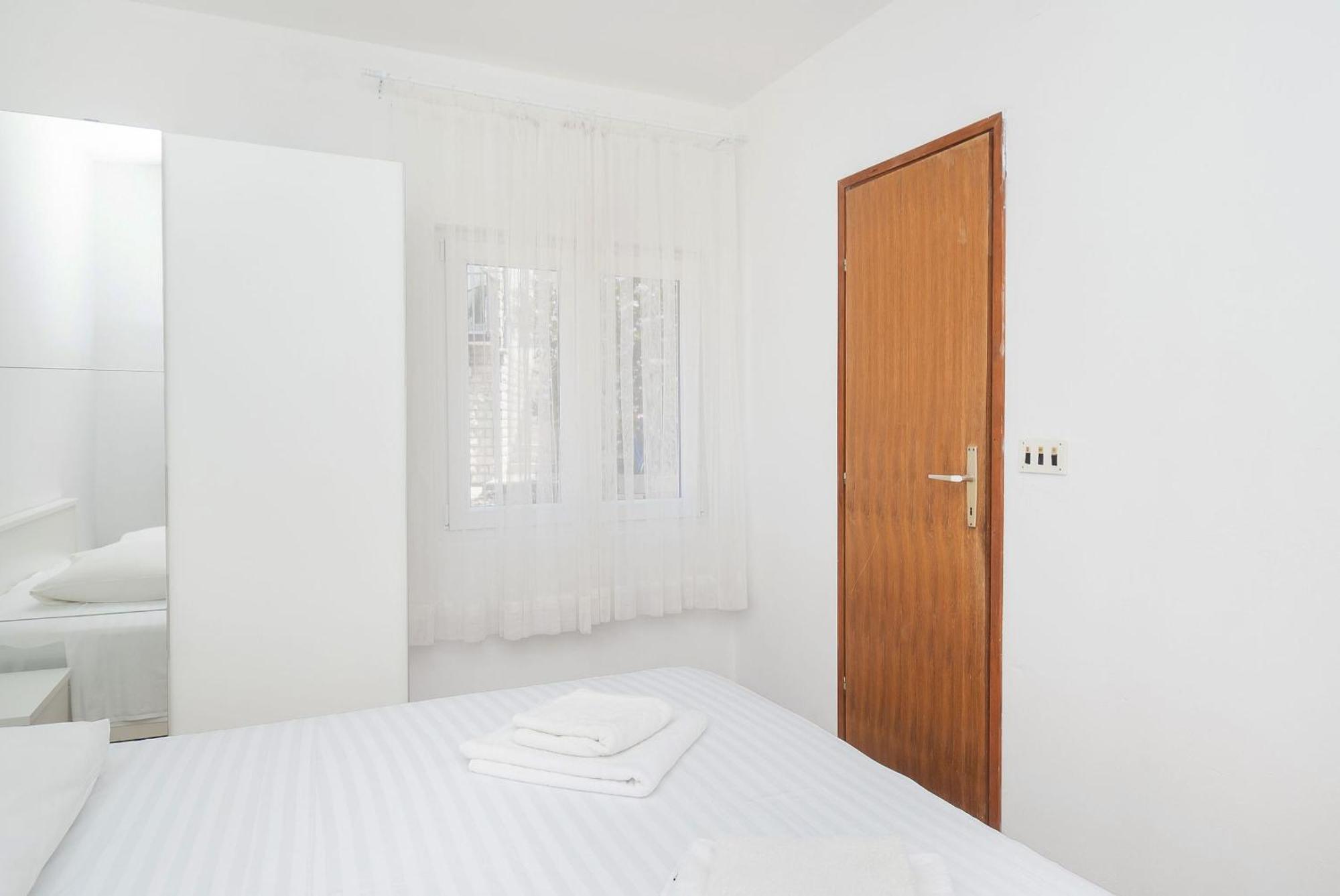 Apartment Ljuba Примоштен Екстер'єр фото